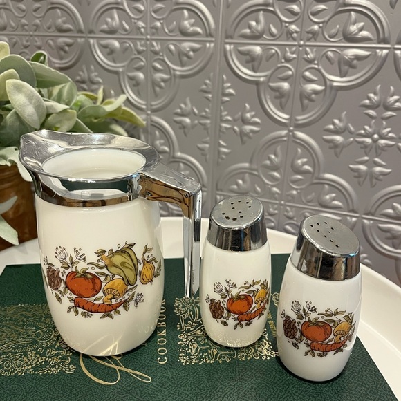 Vintage glass condiment set with chrome lids and handle. - Picture 4 of 7